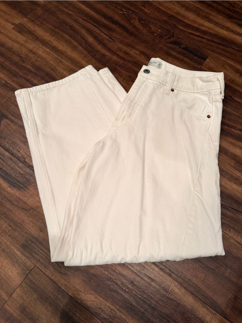 Abercrombie & Fitch White Barrel Jeans – Size 28